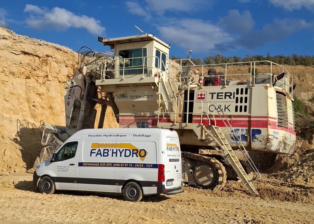 Technicien FabHydro lors d'un dépannage hydraulique sur site